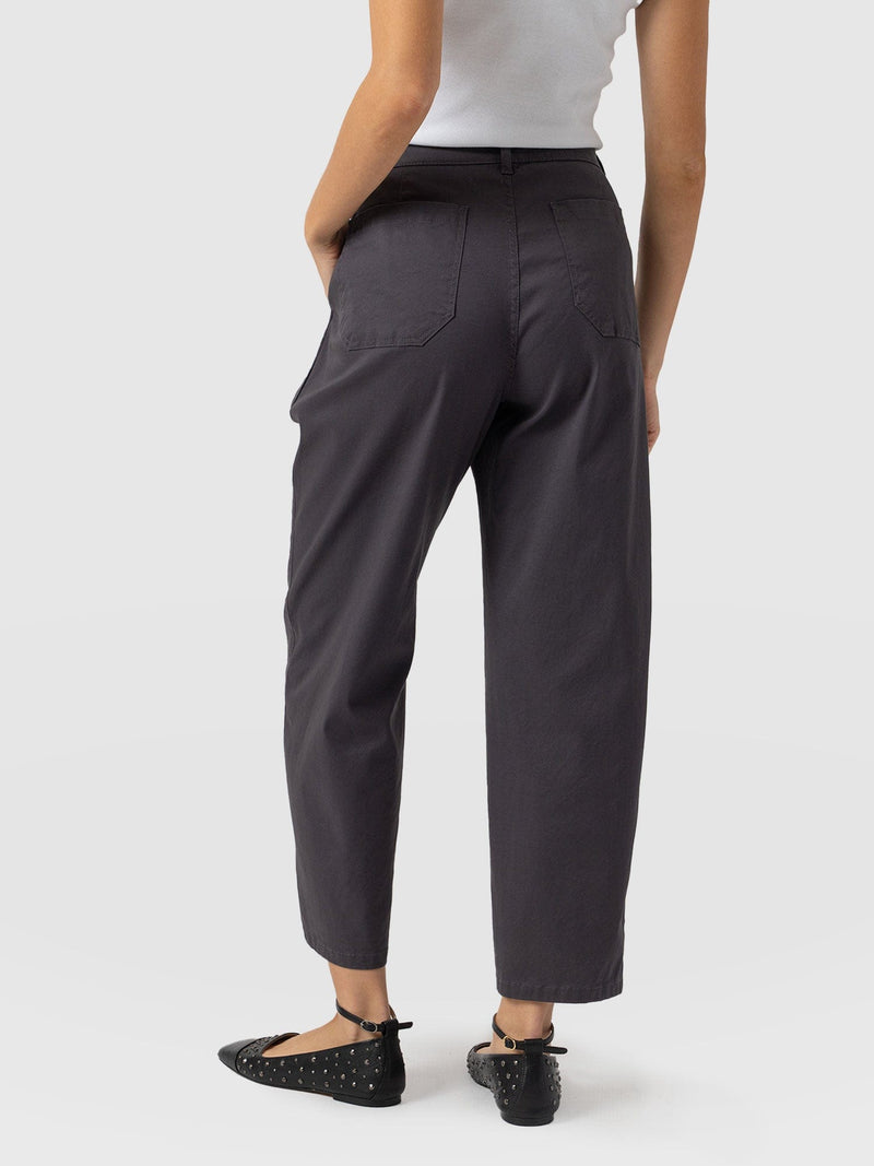 Alma Barrel Leg Chino Charcoal - Women's Trousers | Saint + Sofia® EU