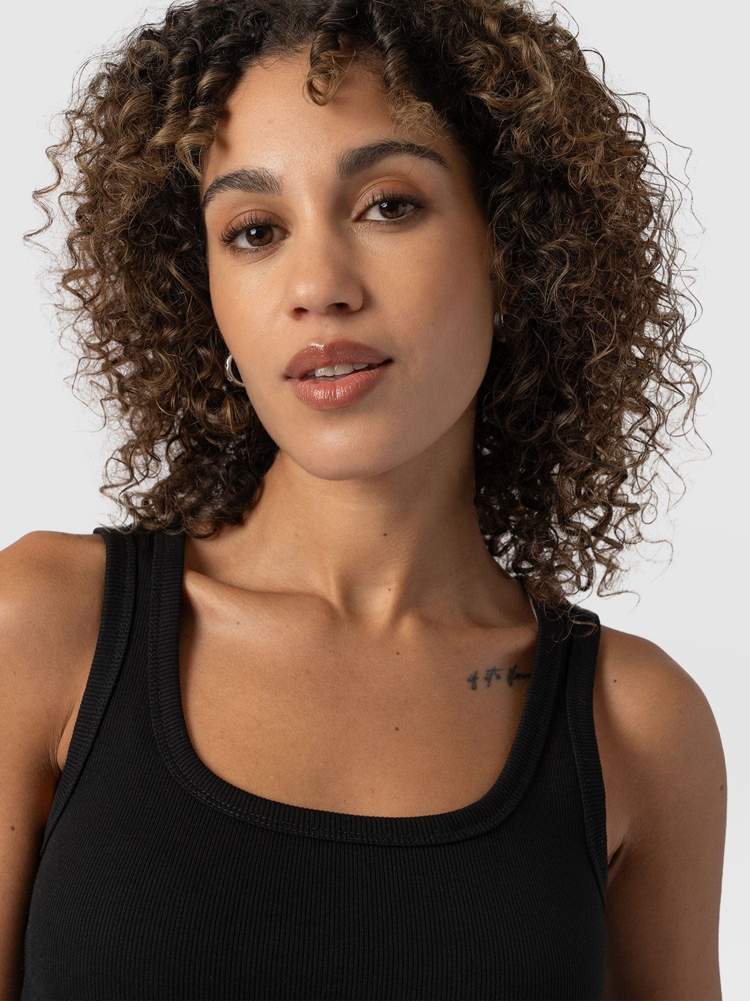 Asher Scoop Neck Vest Black - Women's Vests | Saint + Sofia® EU