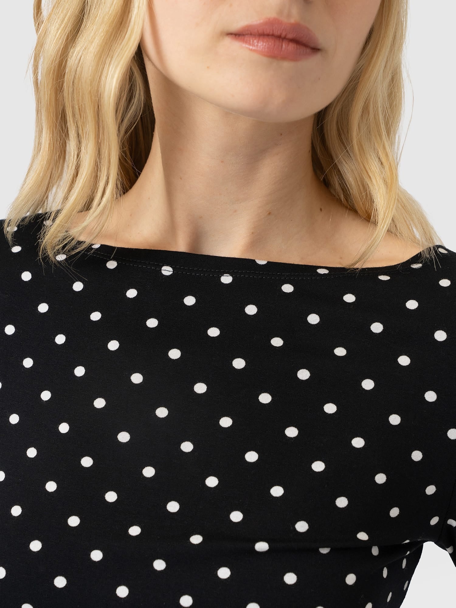 Austen Boat Neck Long Sleeve Tee - Black Polka Dot - Women's T-shirts | Saint and Sofia® EU