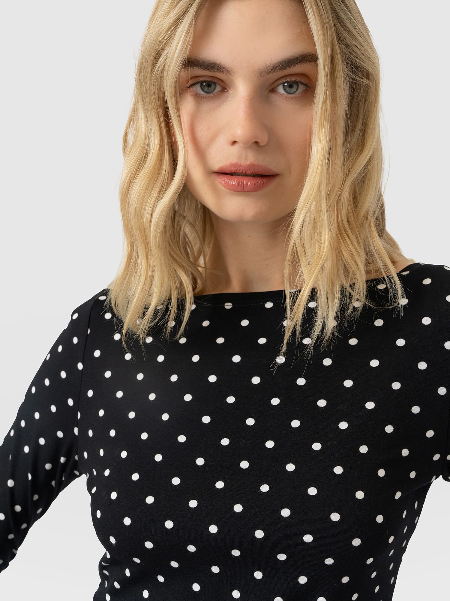 Austen Boat Neck Long Sleeve Tee - Black Polka Dot - Women's T-shirts | Saint and Sofia® EU