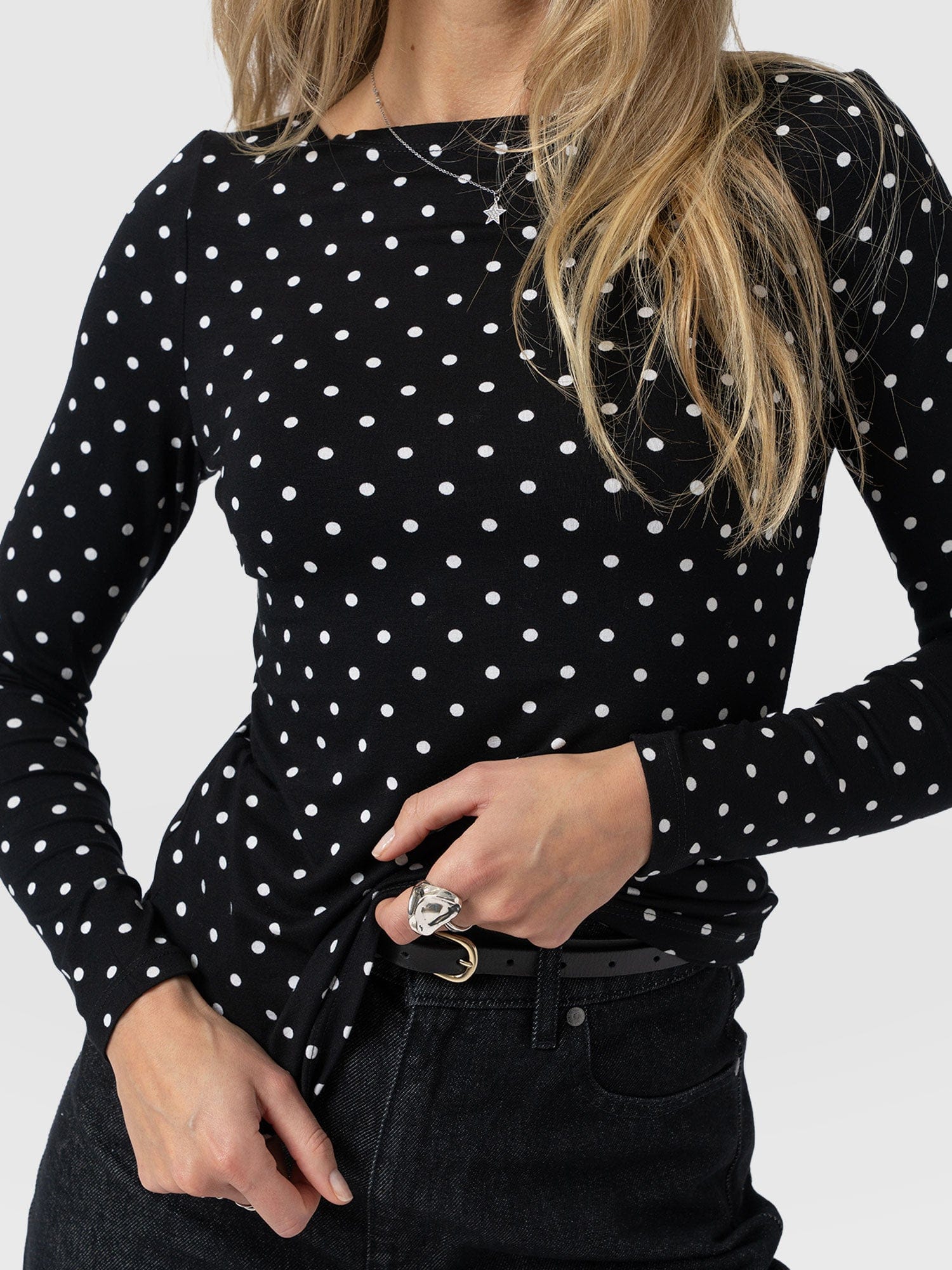 Austen Boat Neck Long Sleeve Tee - Black Polka Dot - Women's T-shirts | Saint + Sofia® EU