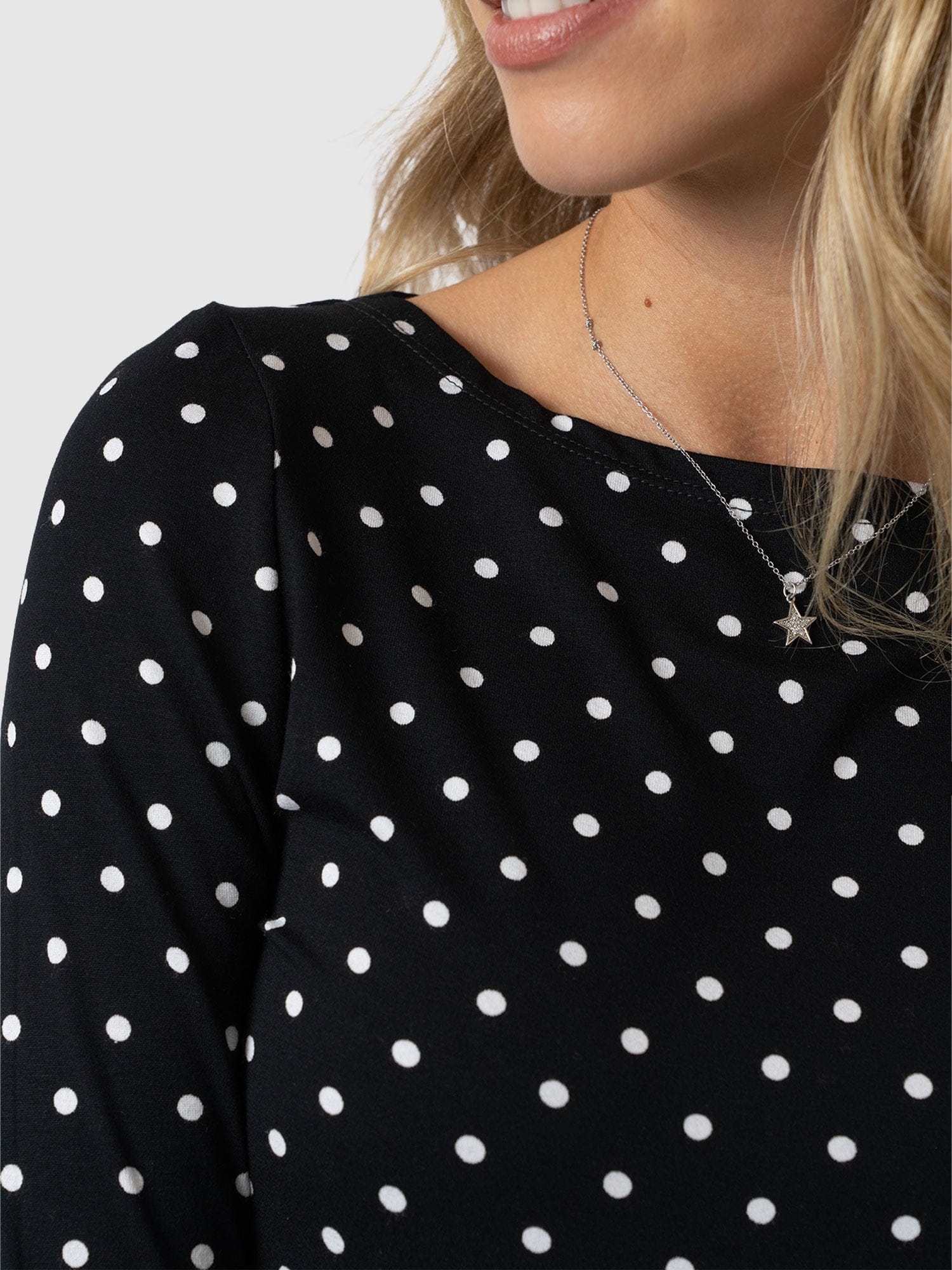Austen Boat Neck Long Sleeve Tee - Black Polka Dot - Women's T-shirts | Saint + Sofia® EU