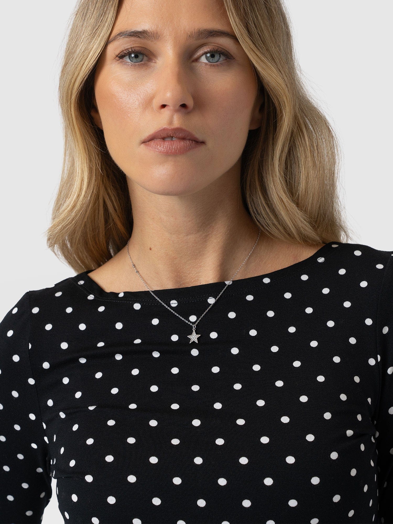 Austen Boat Neck Long Sleeve Tee - Black Polka Dot - Women's T-shirts | Saint + Sofia® EU