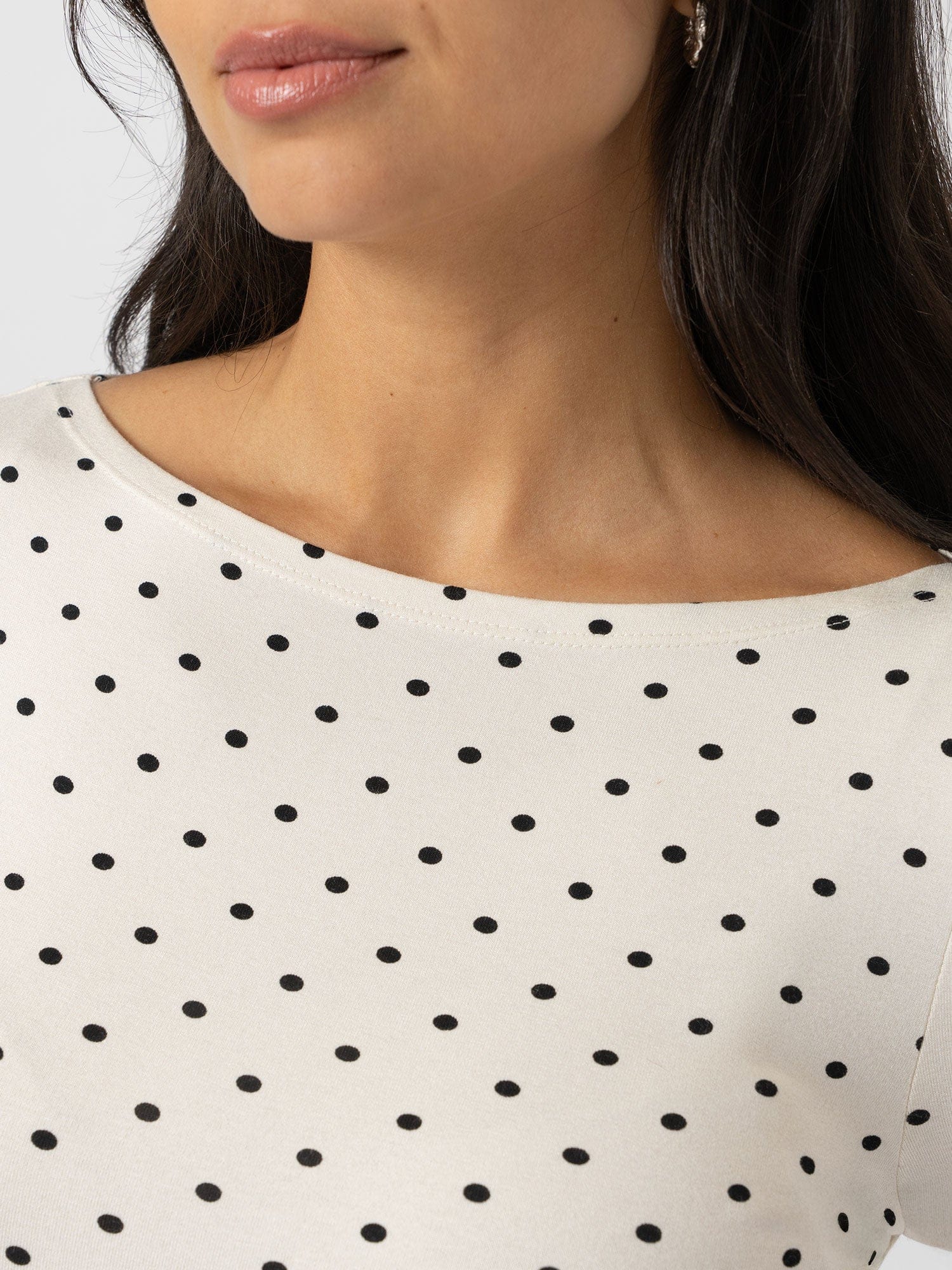 Austen Boat Neck Long Sleeve Tee - Cream Polka Dot - Women's T-shirts | Saint + Sofia® EU