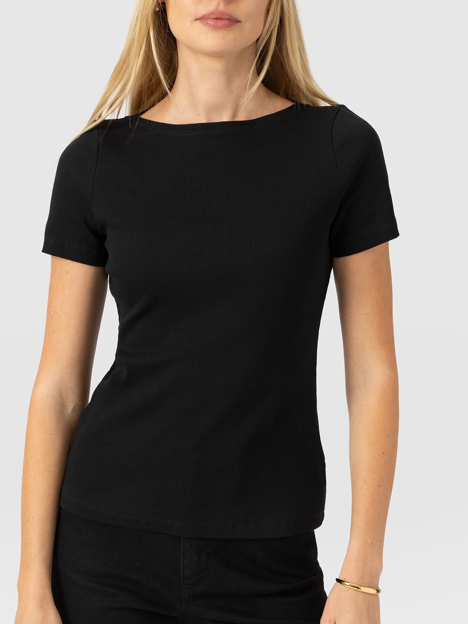 Austen Boat Neck Short Sleeve Tee - Black - Women's T-shirts | Saint and Sofia® EU