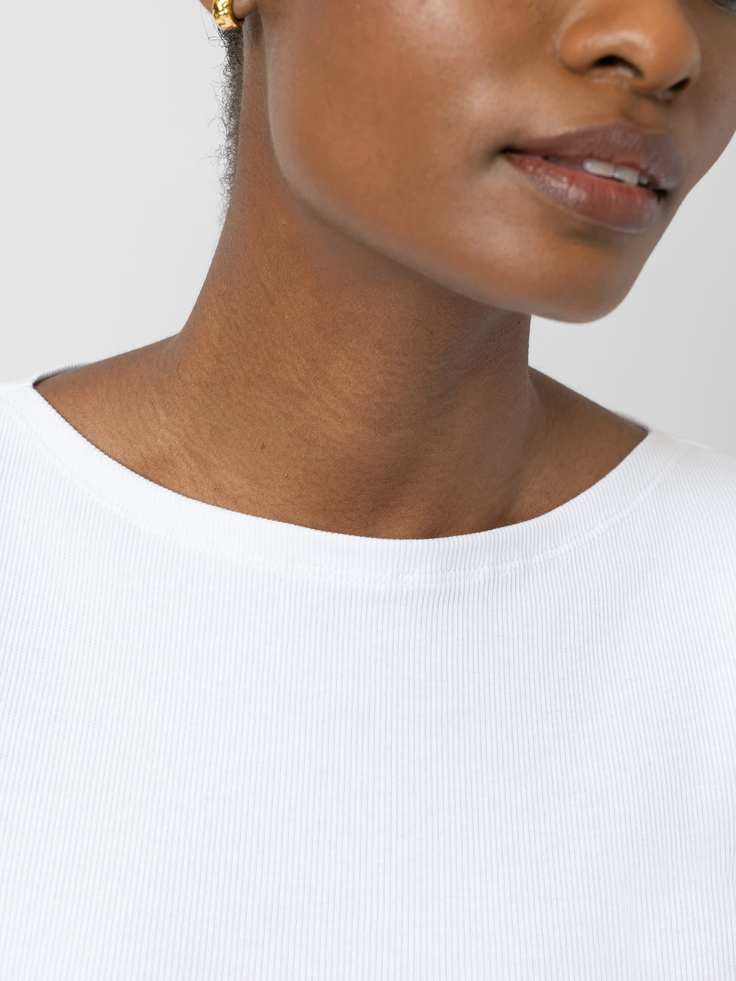 Austen Boat Neck Short Sleeve Tee - White - Women's T-shirts | Saint and Sofia® EU