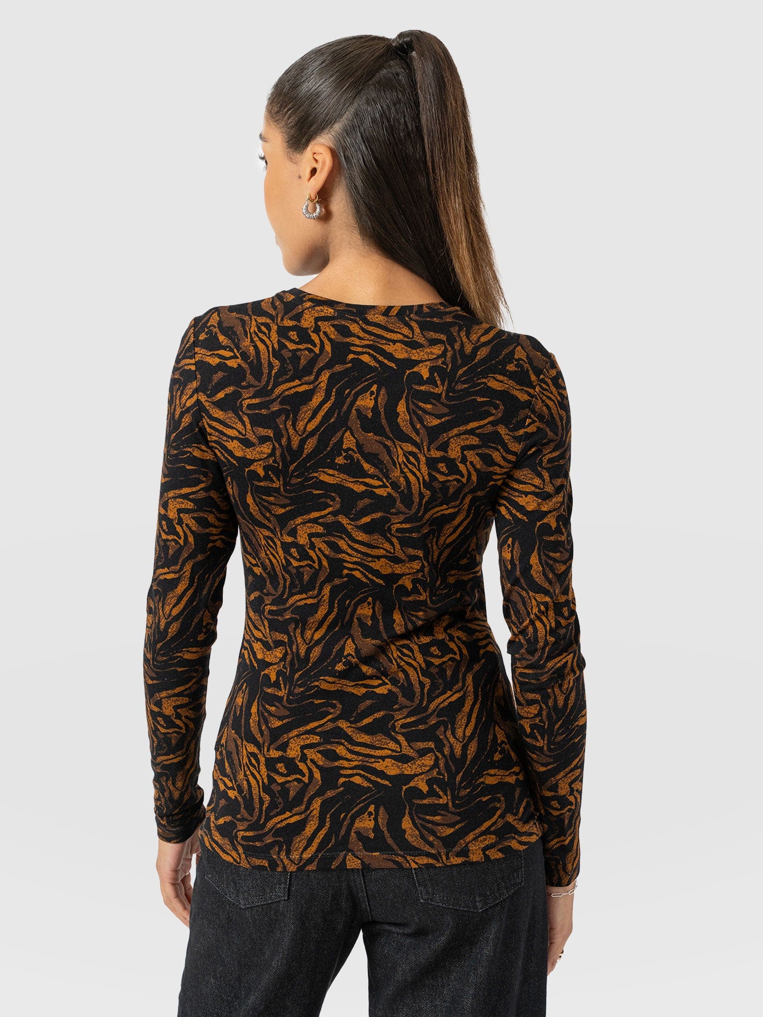 Austen Crew Neck Long Sleeve Tee - Brown Zebra - Women's T-shirts | Saint + Sofia® EU