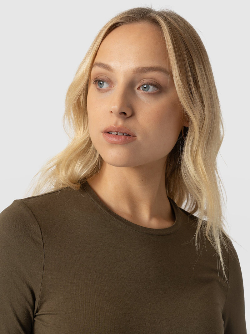 Austen Crew Neck Long Sleeve Tee Khaki - Women's Tops | Saint + Sofia® EU