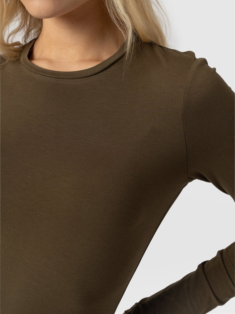 Austen Crew Neck Long Sleeve Tee Khaki - Women's Tops | Saint + Sofia® EU