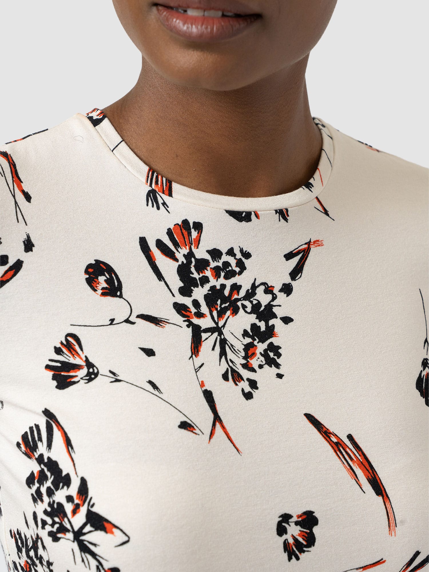 Austen Crew Neck Tee Short Sleeve - White Mist Floral - Women's T-shirts | Saint + Sofia® EU