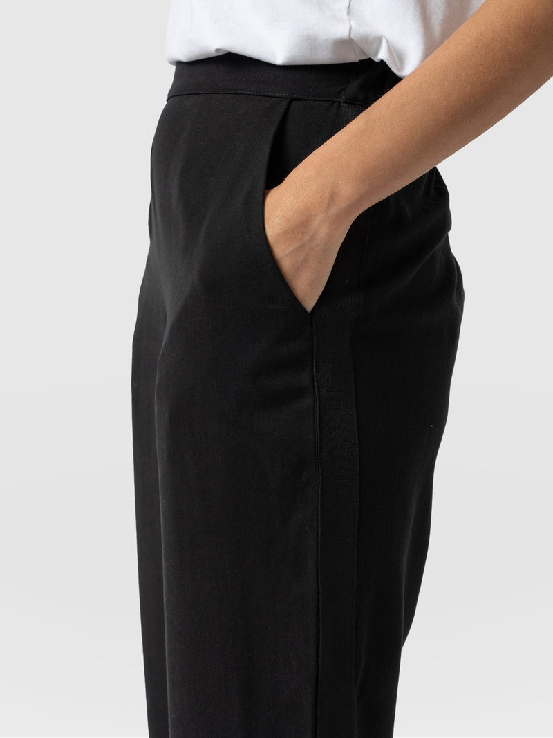 Austen Tapered Pant Black - Women's Trousers | Saint + Sofia® EU