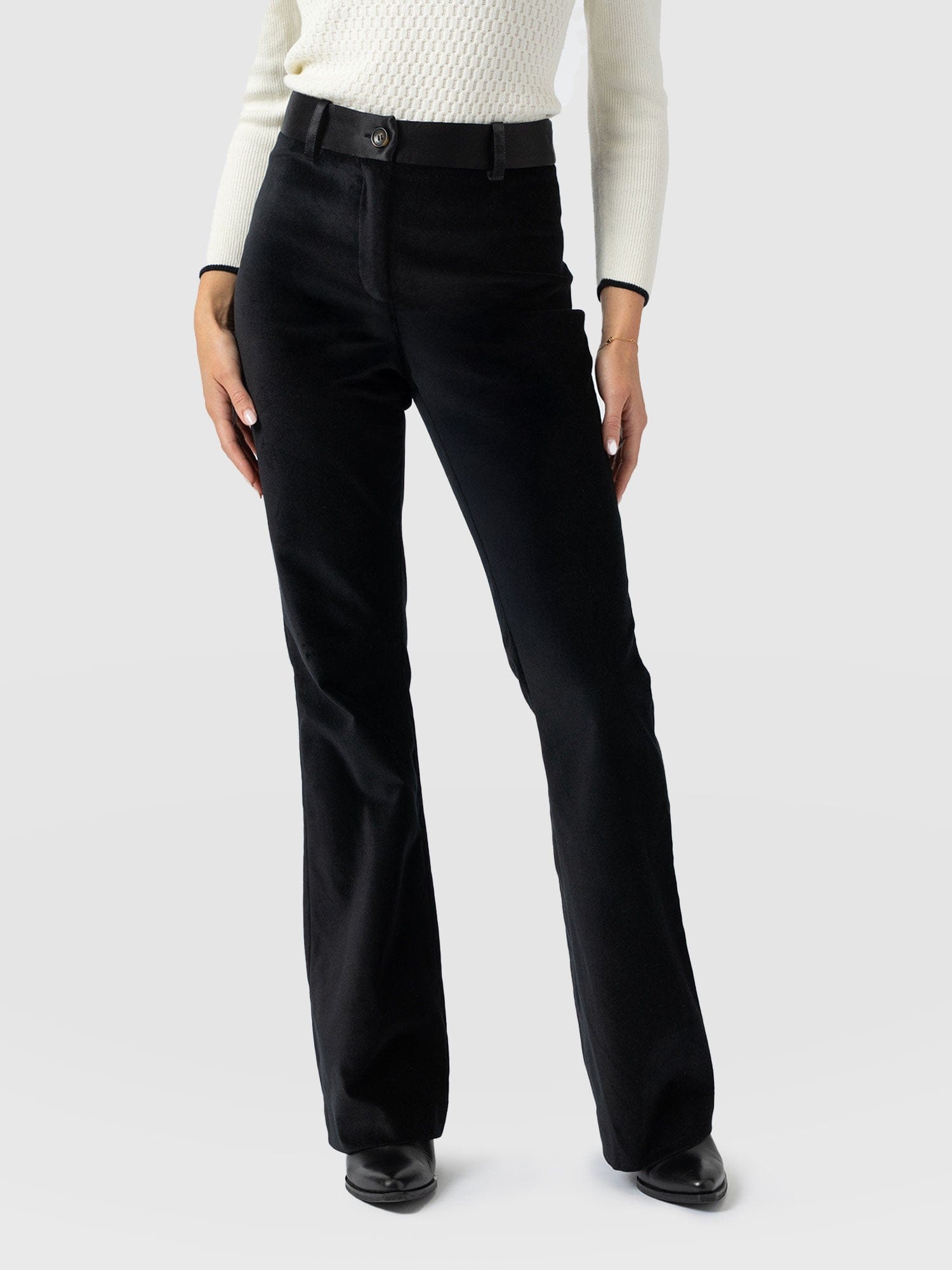 Axel Flared Pant - Black Velvet - Women's Trousers | Saint + Sofia® EU