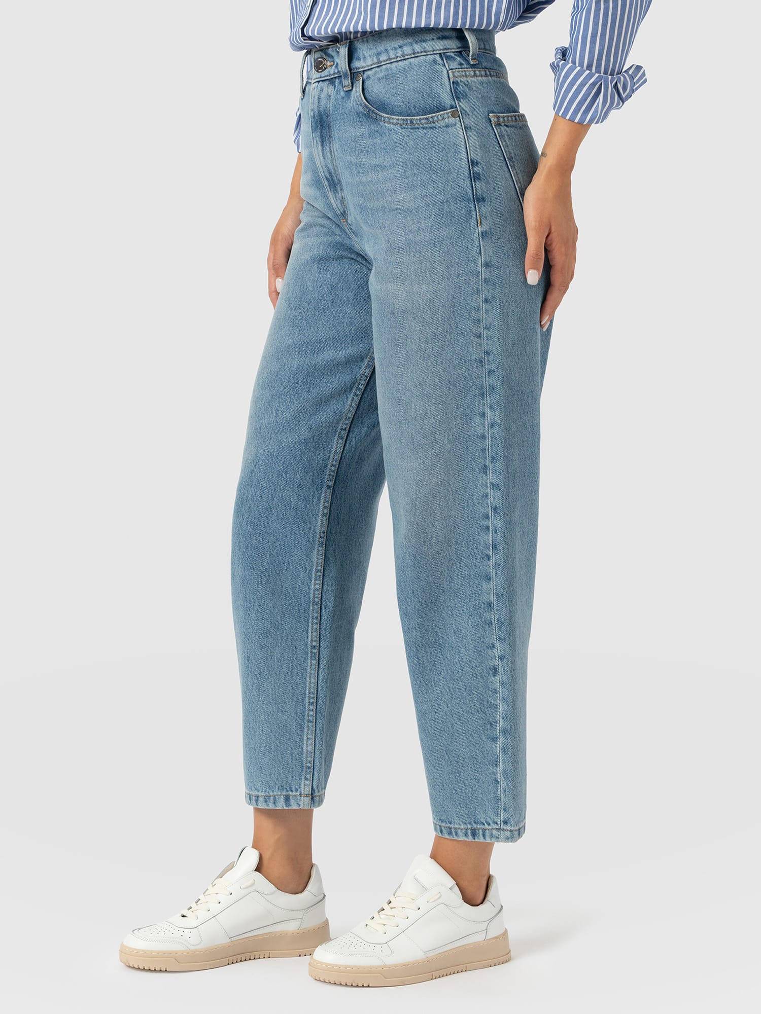 Barrel Leg Jean - Light Blue - Women's Denims | Saint and Sofia® EU