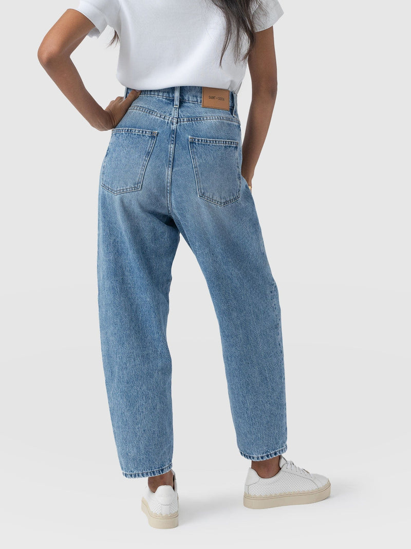 Barrel Leg Jean - Mid Blue - Women's Denims | Saint + Sofia® EU