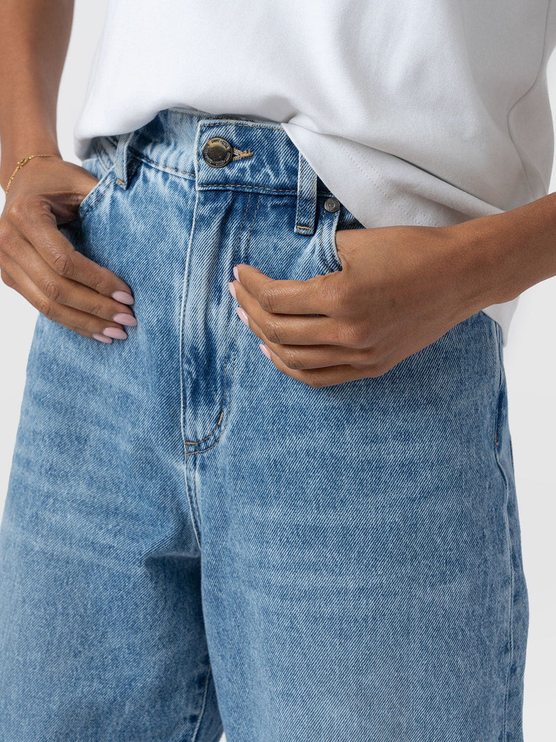 Barrel Leg Jean - Mid Blue - Women's Denims | Saint + Sofia® EU