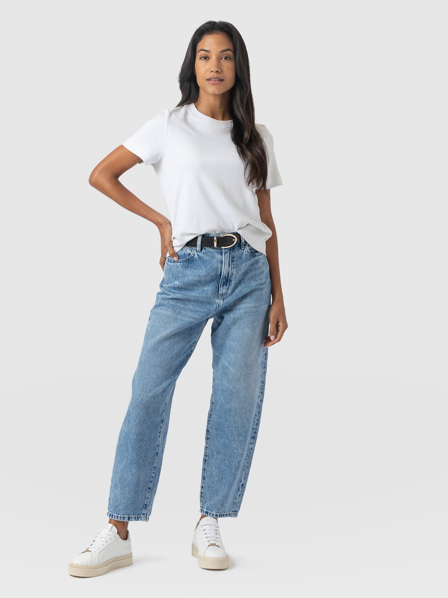 Barrel Leg Jean - Mid Blue - Women's Denims | Saint + Sofia® EU