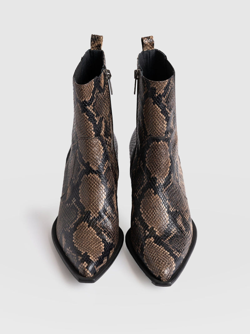 Billie Snake Boot Taupe - Women's Leather Boots | Saint + Sofia® EU