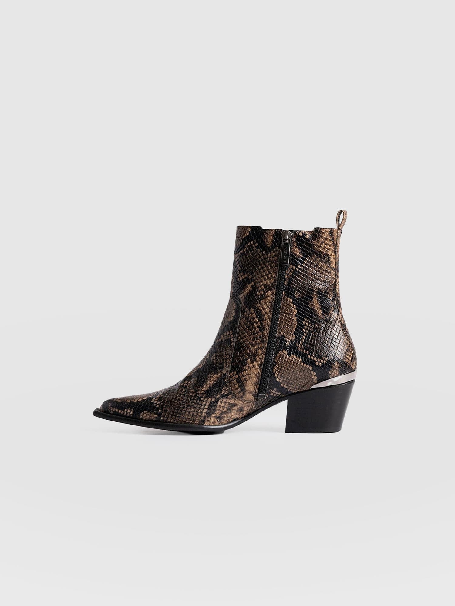 Billie Snake Boot Taupe - Women's Leather Boots | Saint + Sofia® EU