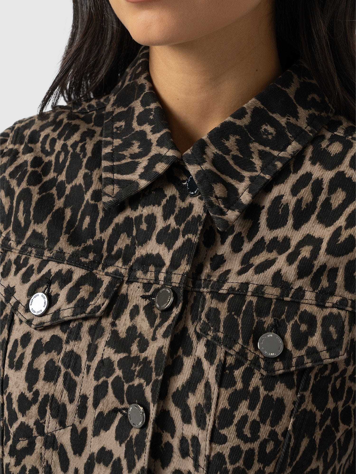 Bowie Denim Jacket - Leopard - Women's Jackets | Saint + Sofia® EU