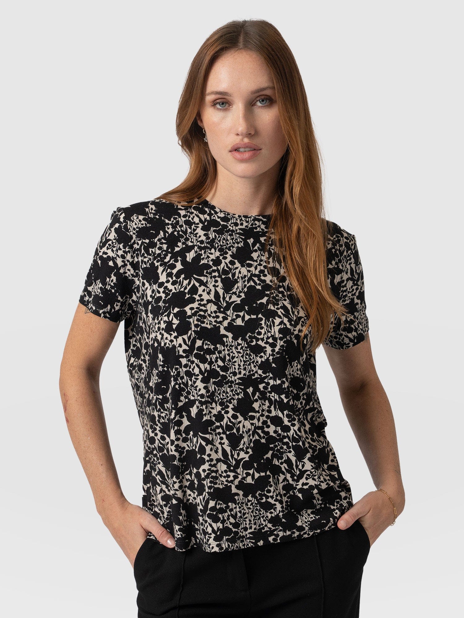 Boyfriend Tee Black Cream Floral - Women's T-Shirts | Saint + Sofia® EU