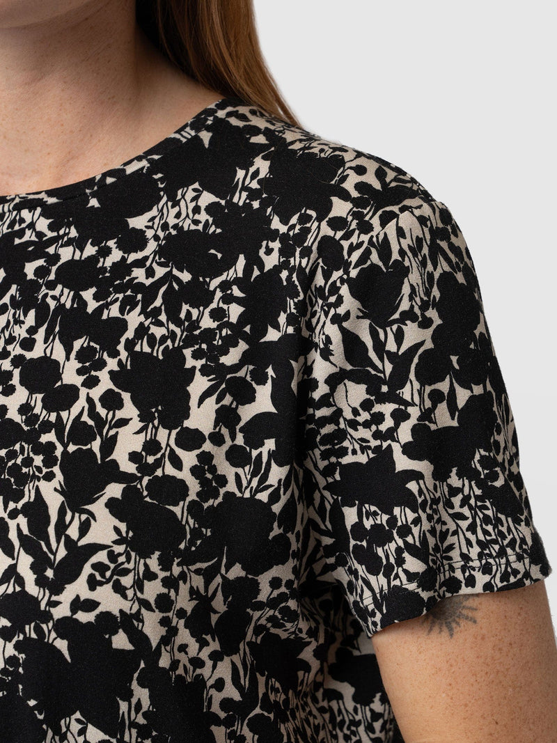 Boyfriend Tee Black Cream Floral - Women's T-Shirts | Saint + Sofia® EU