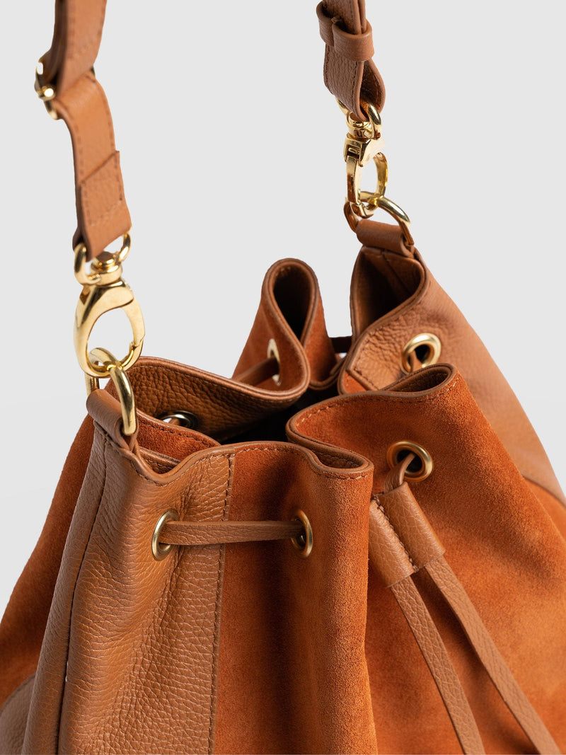 Brompton Bucket Bag Brown Pebble - Women's Leather Bags | Saint + Sofia® EU