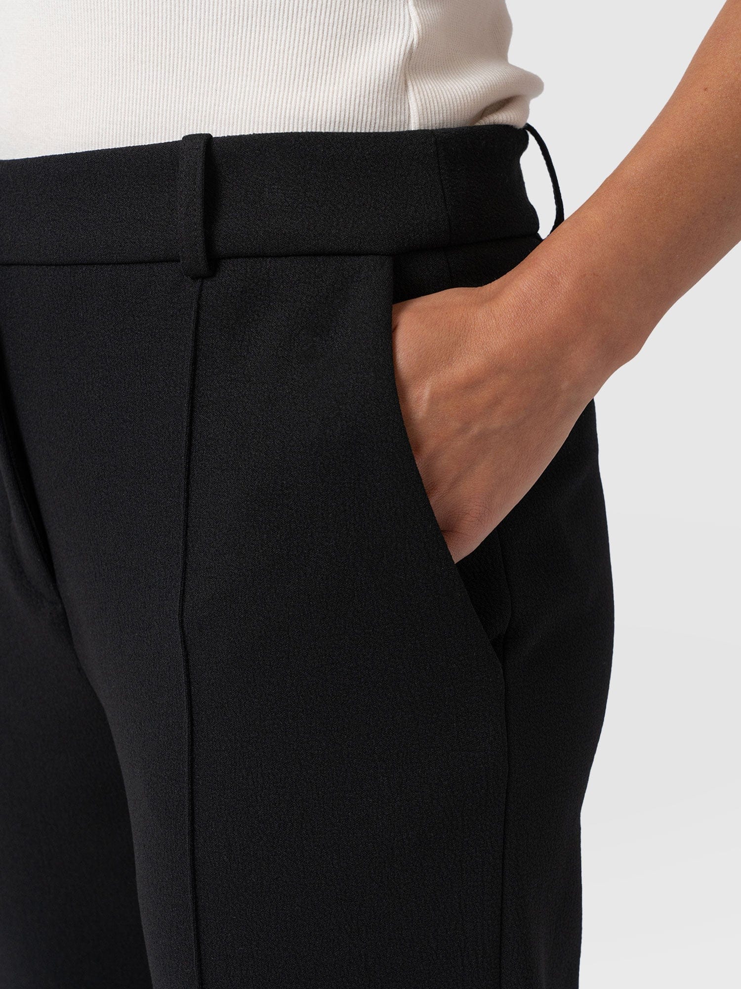 Cambridge Tapered Pant - Black - Women's Trouserss | Saint + Sofia® EU