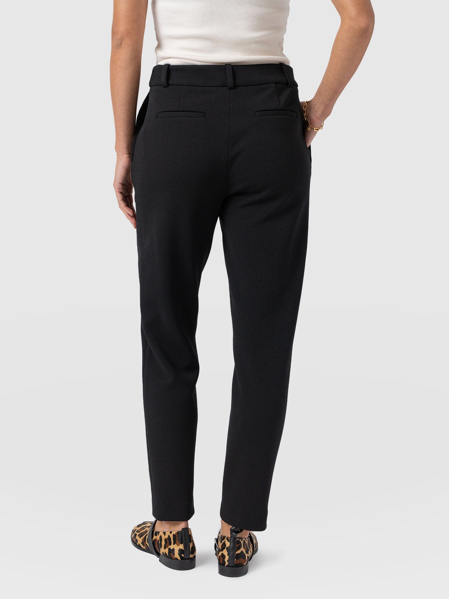 Cambridge Tapered Pant - Black - Women's Trouserss | Saint + Sofia® EU