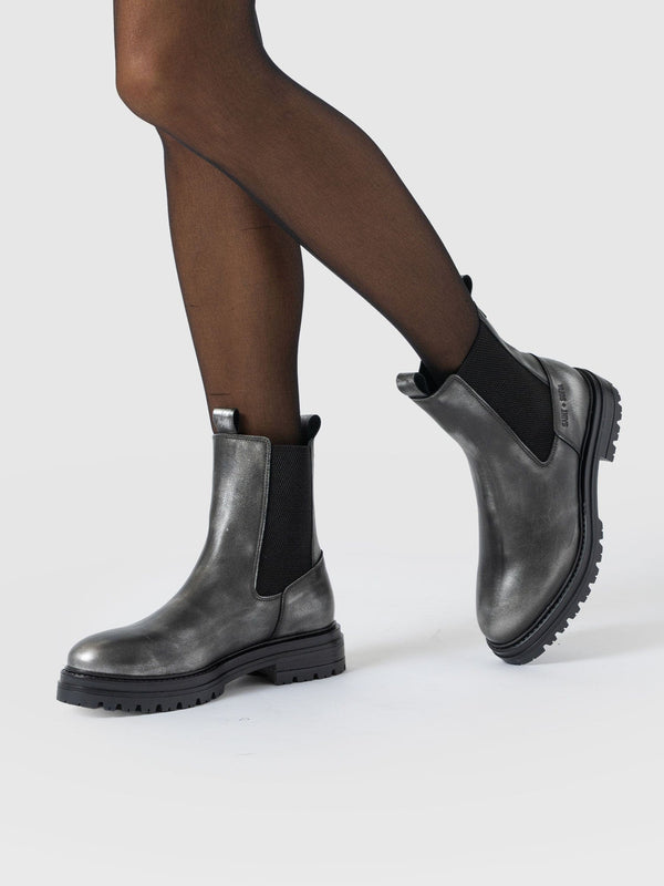 Carnaby Chelsea Boot - Gunmetal - Women's Shoes | Saint + Sofia® EU