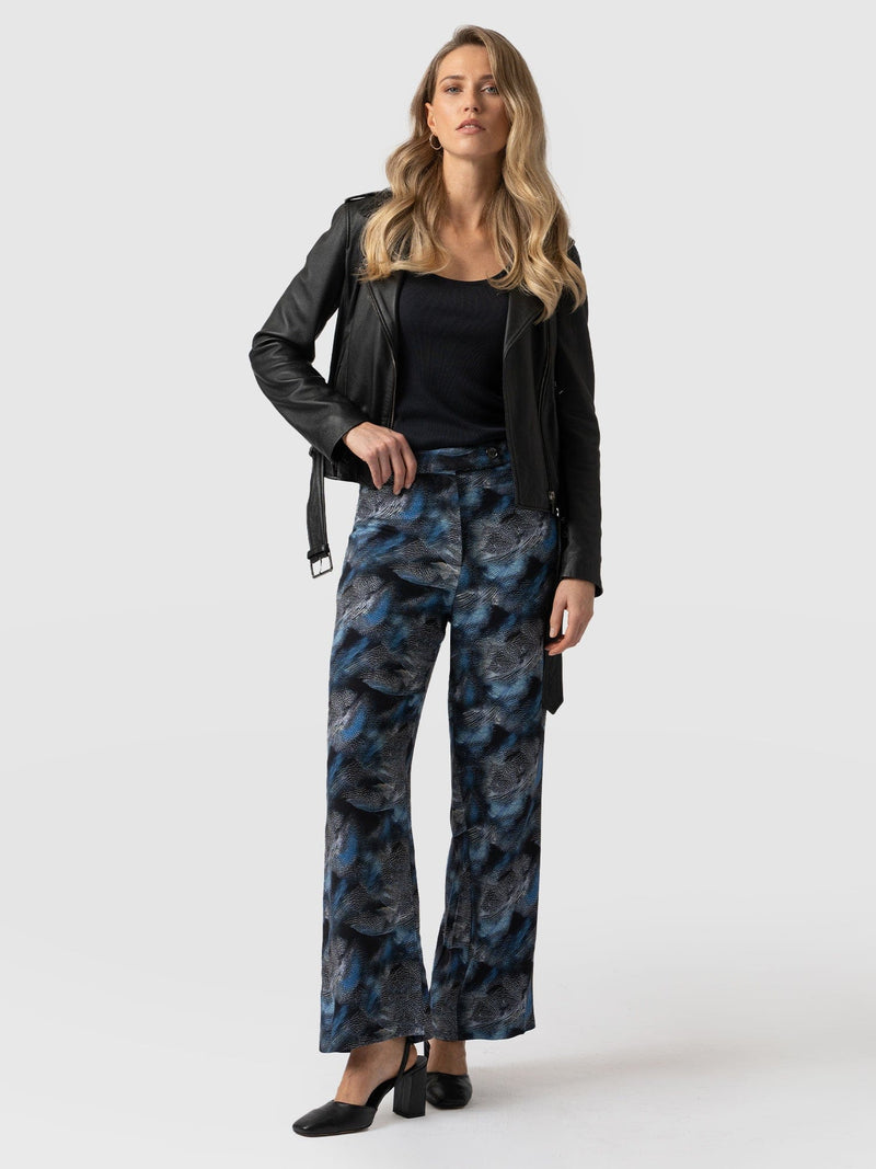 Carson Pant Blue Skyfall - Women's Trousers | Saint + Sofia® EU