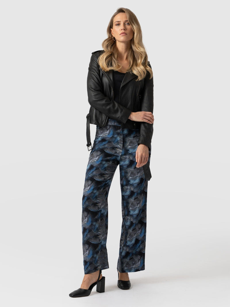 Carson Pant Blue Skyfall - Women's Trousers | Saint + Sofia® EU