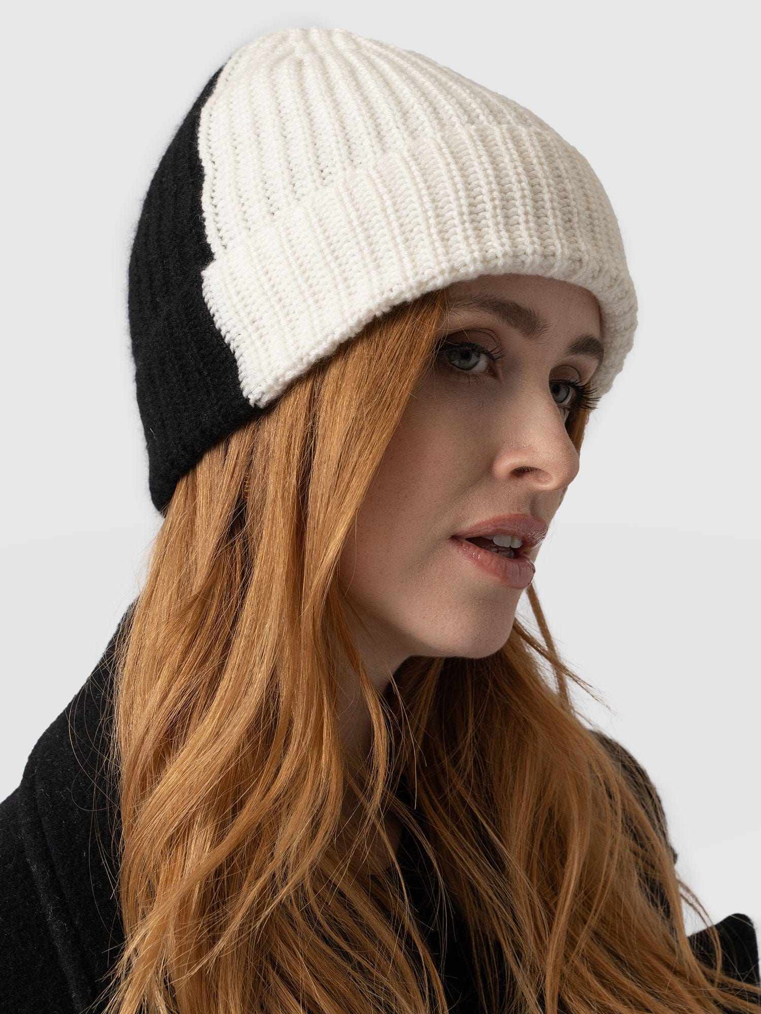 Cashmere Beanie Cream/Black - Women's Hats | Saint + Sofia® EU