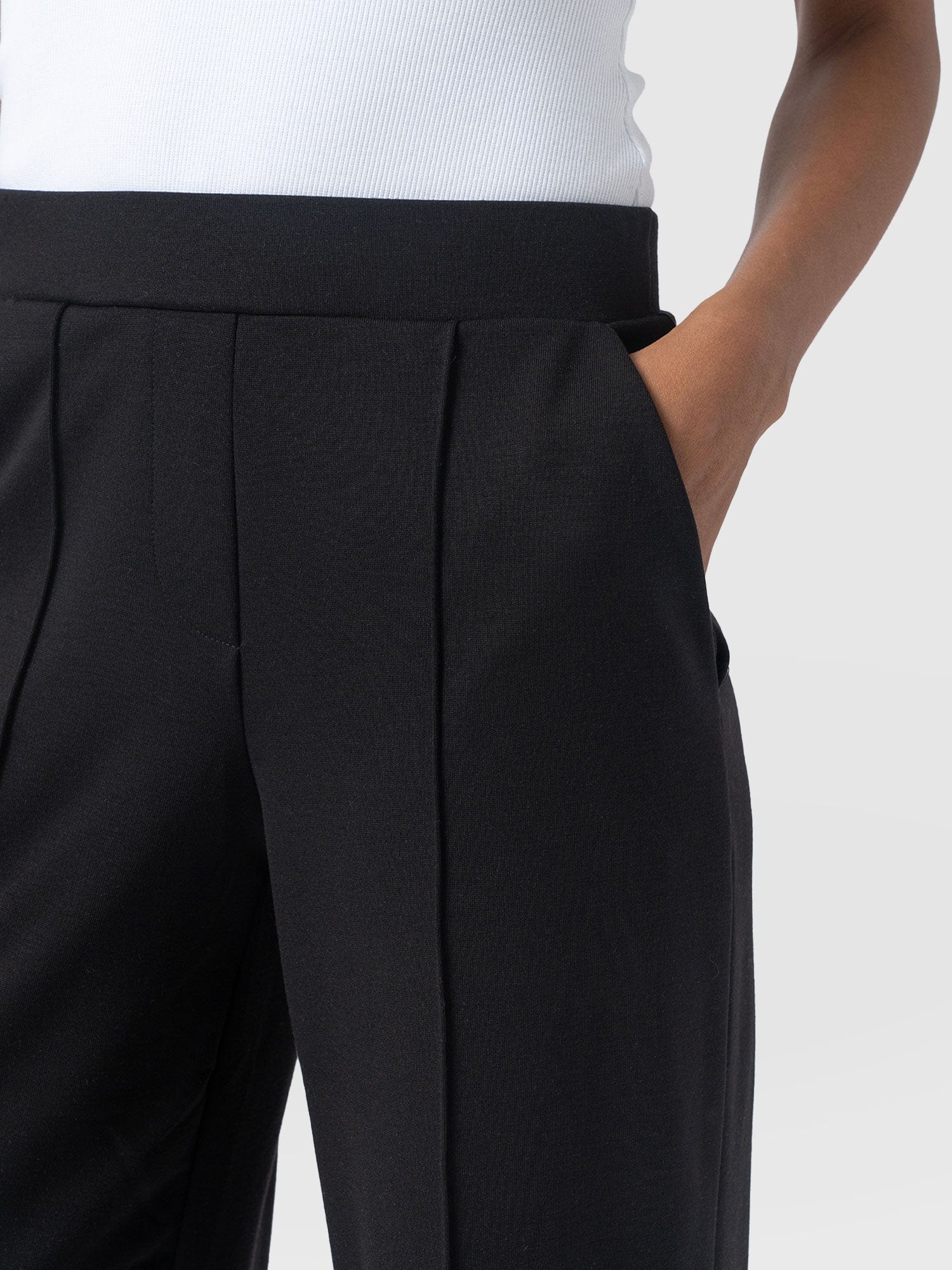 Keller Crop Pant Black - Women's Culottes | Saint and Sofia® EU