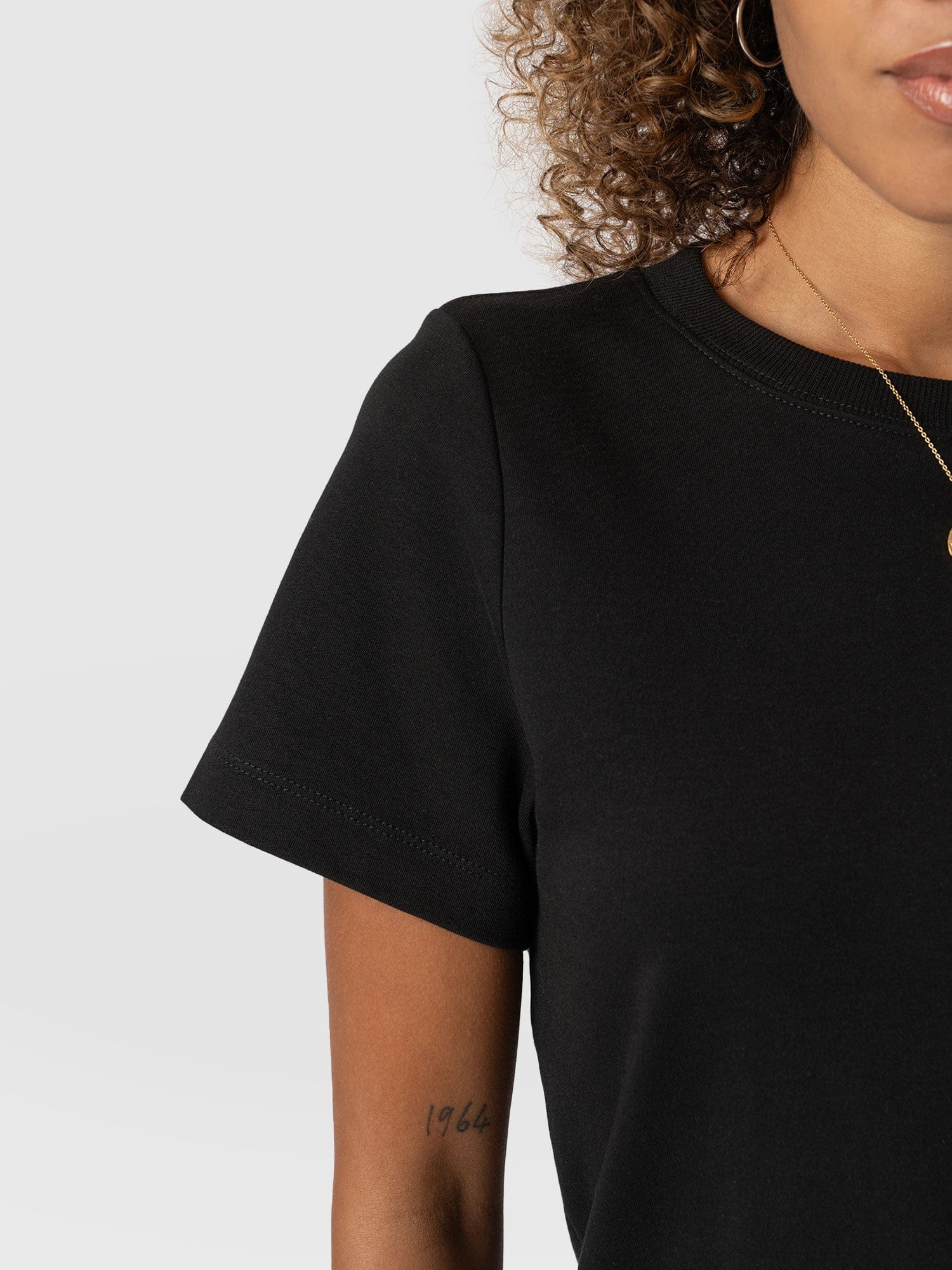 Chelsea Crew Neck Tee Black - Women's T-Shirts | Saint and Sofia® EU