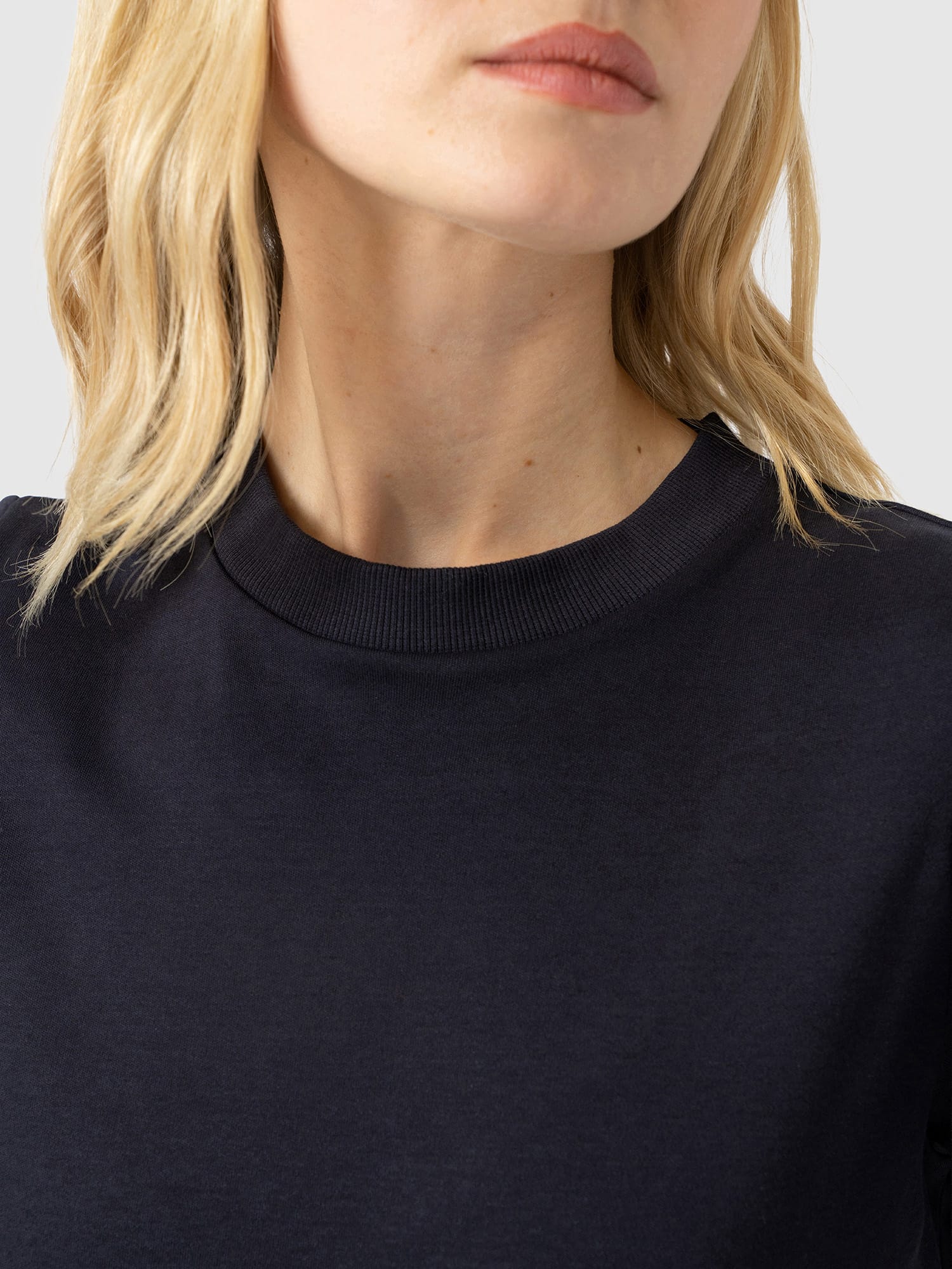 Chelsea Crew Neck Tee - Navy - Women's T-shirts | Saint and Sofia® EU