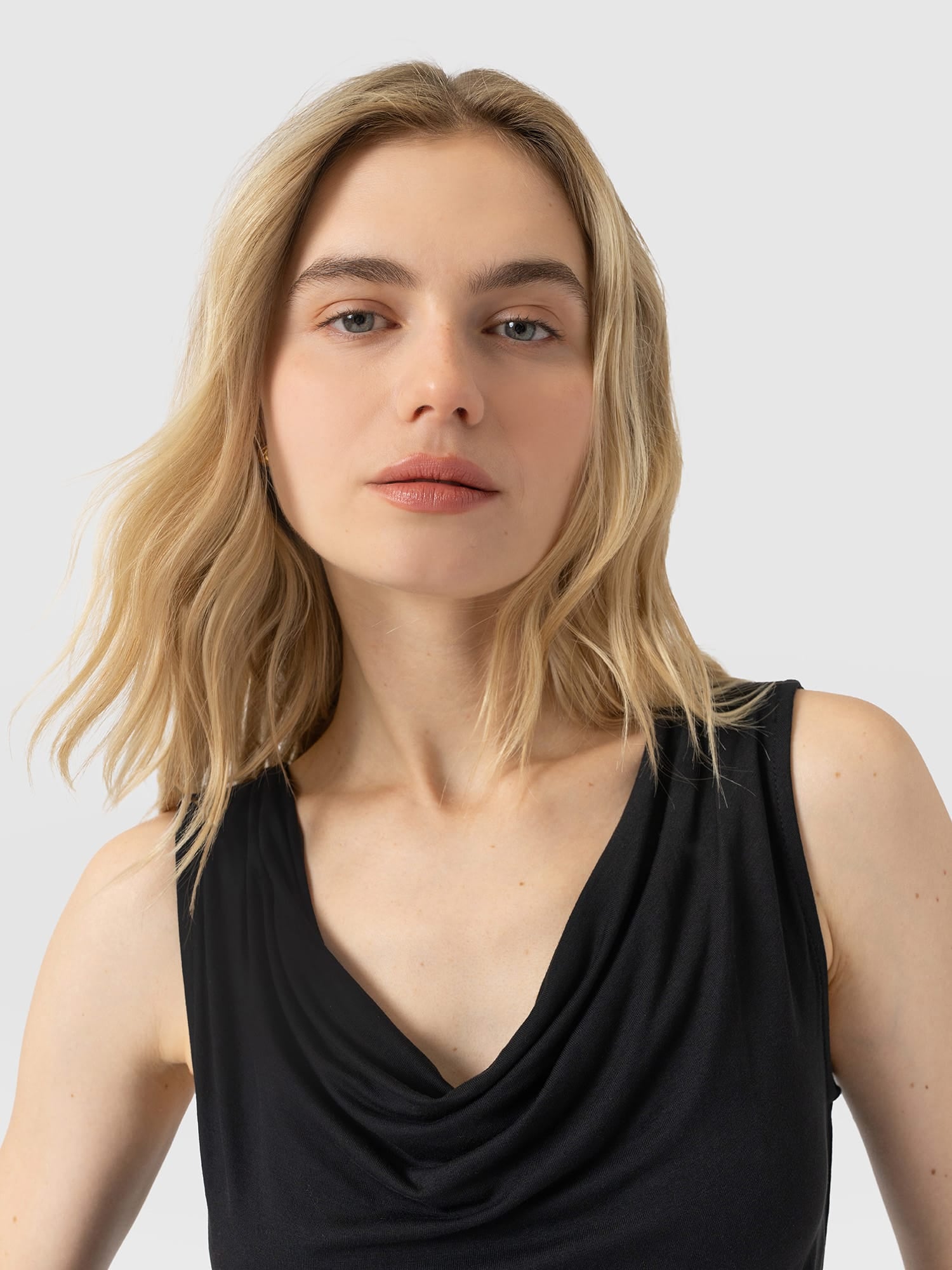 Cowl Neck Cami Black - Women's T-Shirts | Saint and Sofia® EU