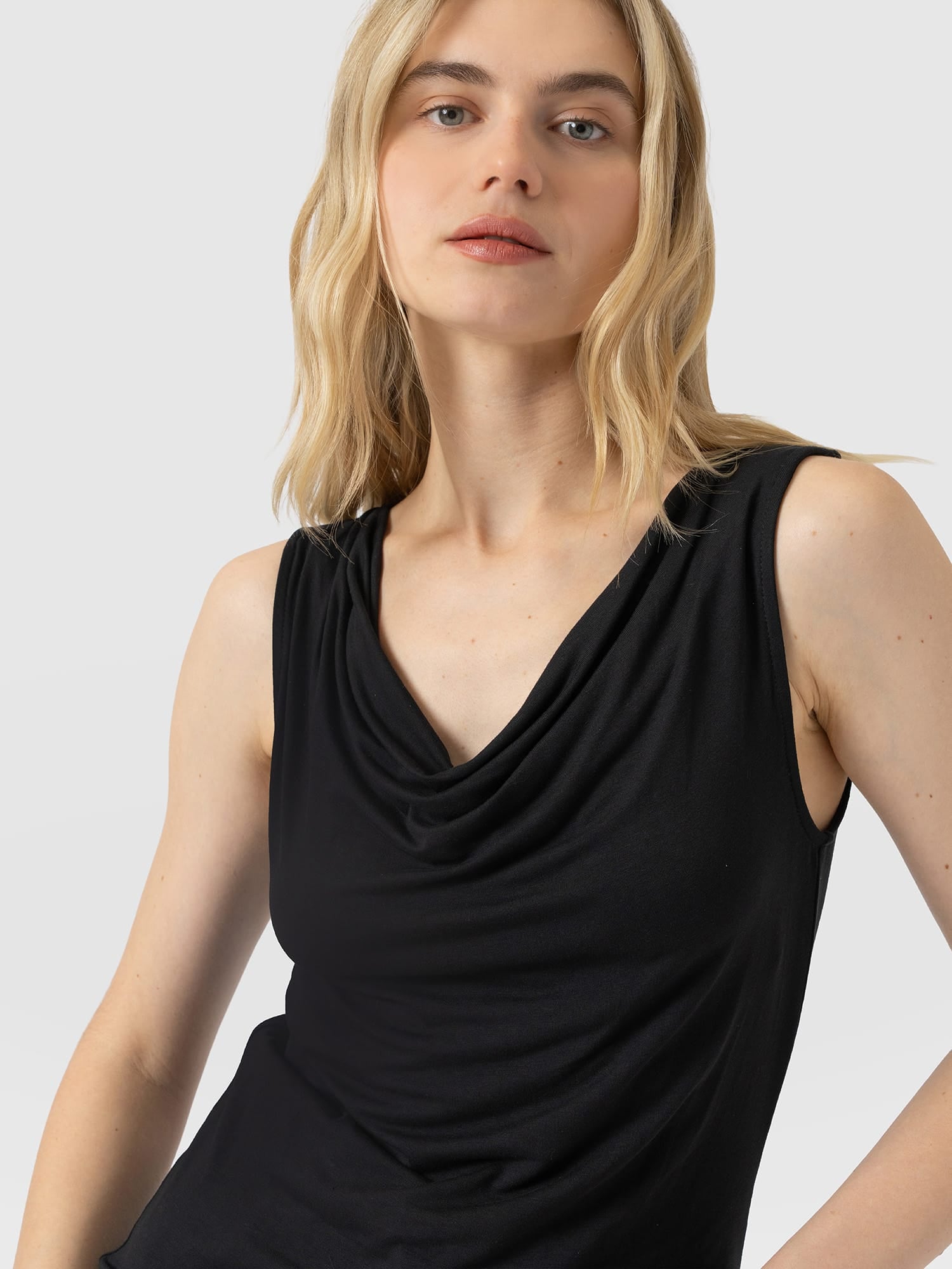 Cowl Neck Cami Black - Women's T-Shirts | Saint and Sofia® EU