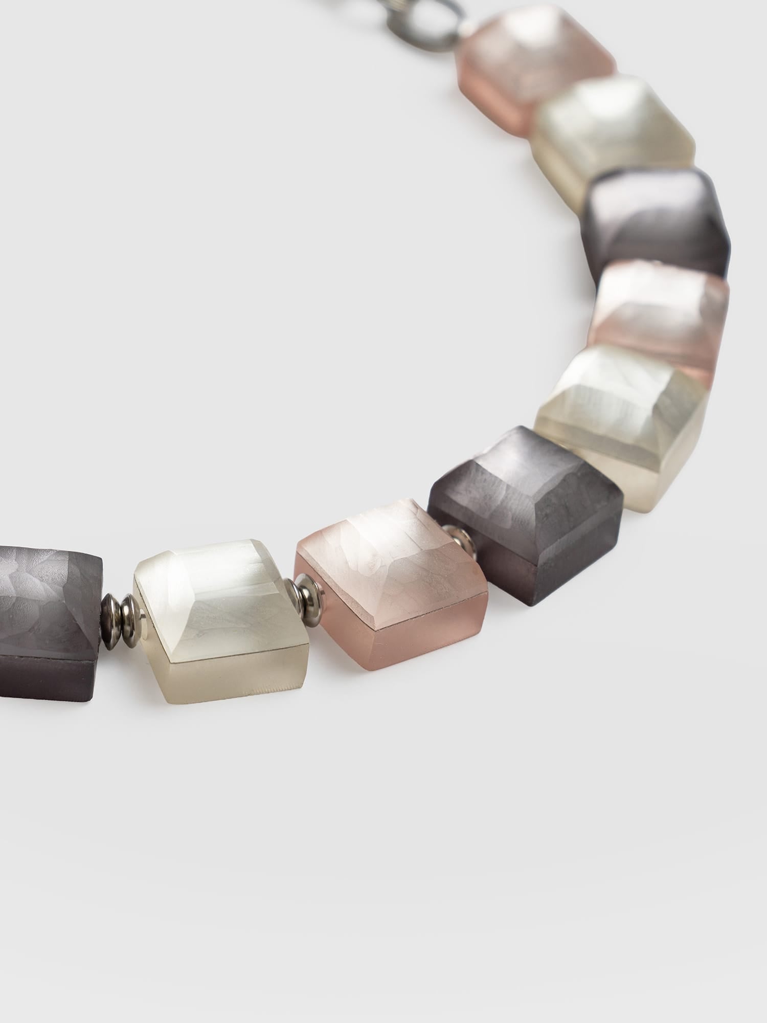 Cube Beaded Necklace - Champagne - Women's Jewellerys | Saint and Sofia® EU