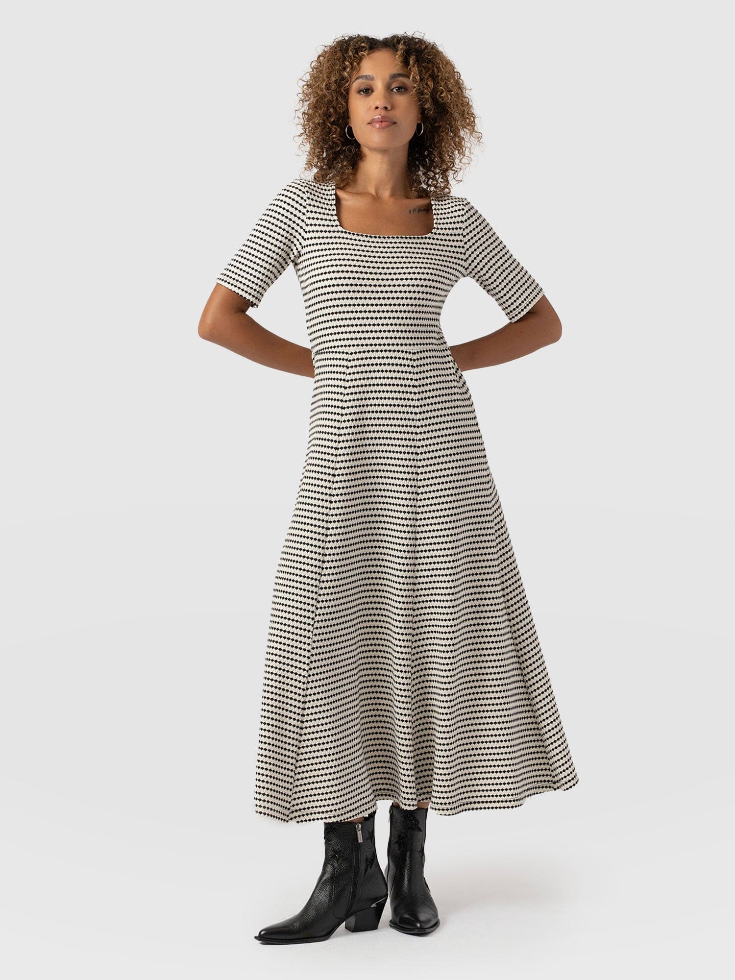 Darcey Short Sleeve Flared Dress Monochrome Jacquard - Women's Dresses | Saint + Sofia® EU