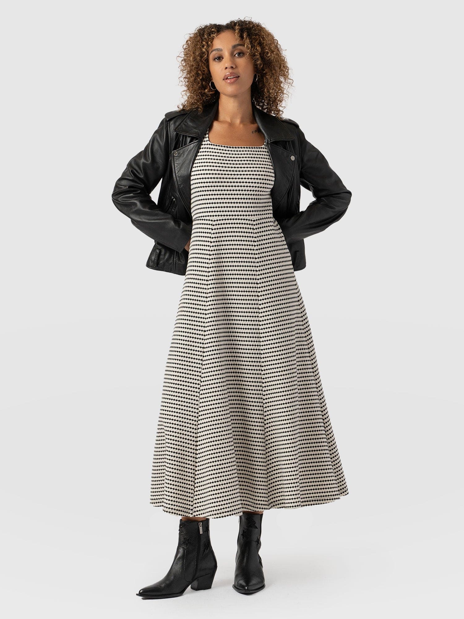 Darcey Short Sleeve Flared Dress Monochrome Jacquard - Women's Dresses | Saint + Sofia® EU