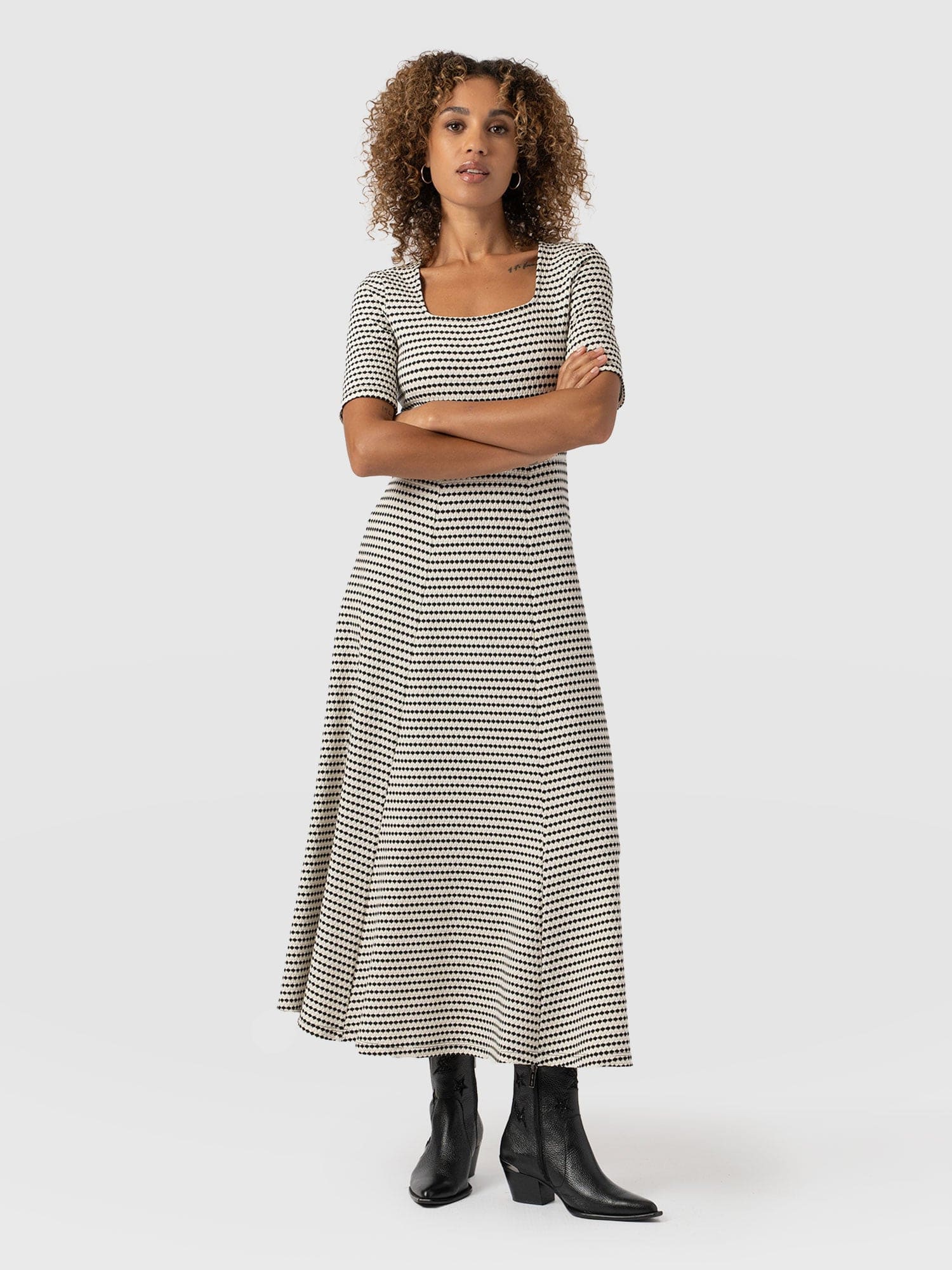 Darcey Short Sleeve Flared Dress Monochrome Jacquard - Women's Dresses | Saint + Sofia® EU