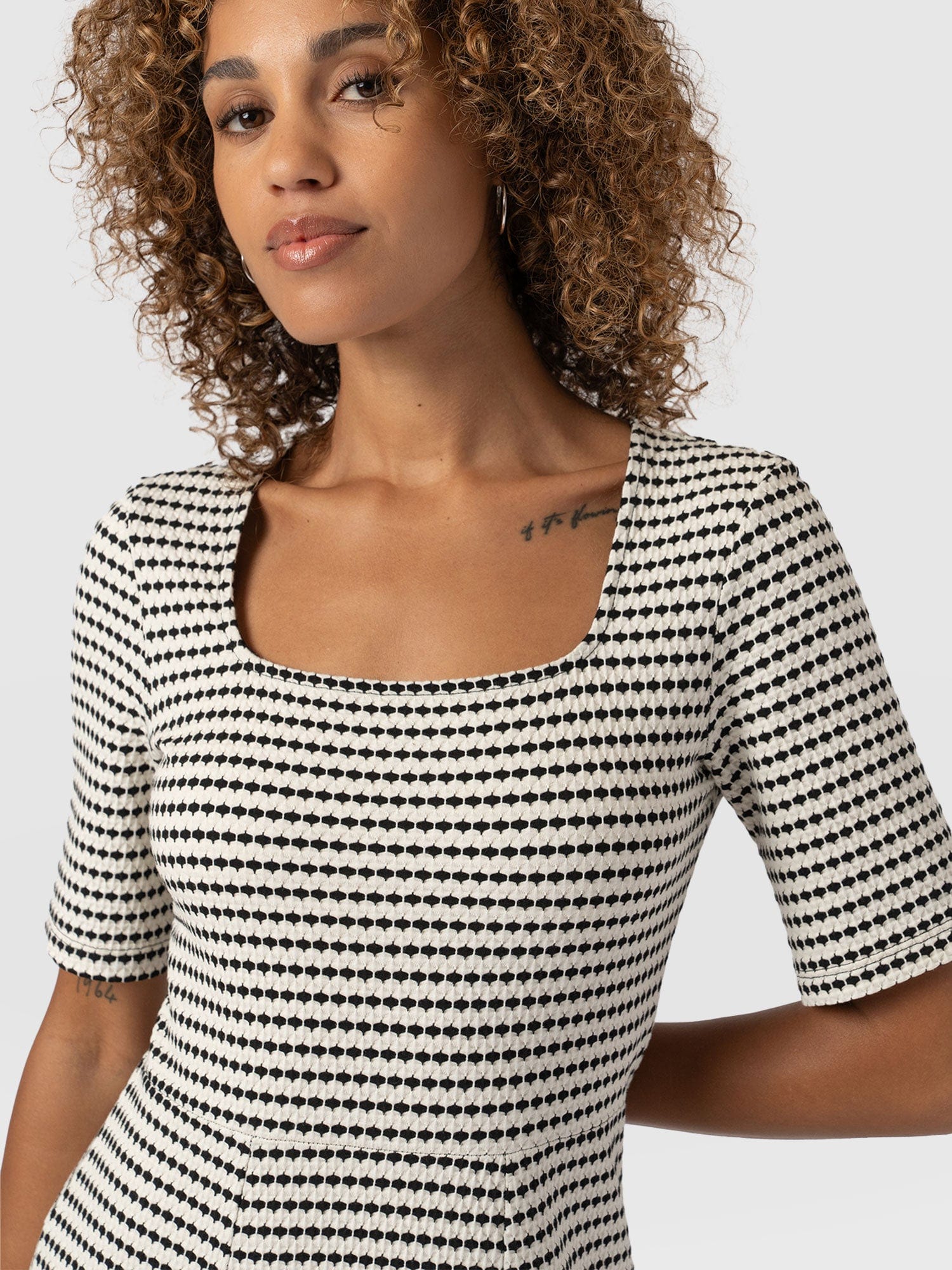 Darcey Short Sleeve Flared Dress Monochrome Jacquard - Women's Dresses | Saint + Sofia® EU