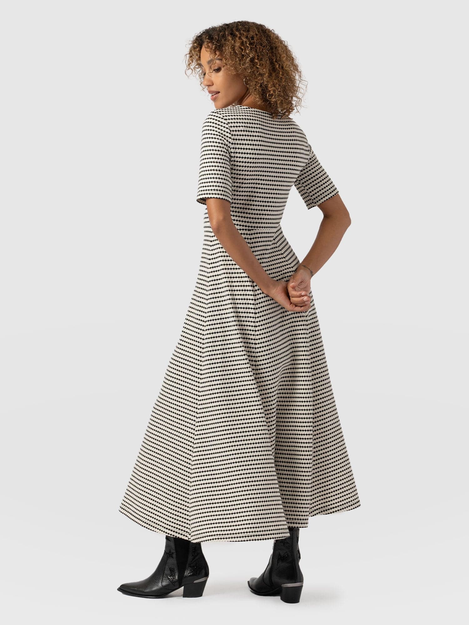 Darcey Short Sleeve Flared Dress Monochrome Jacquard - Women's Dresses | Saint + Sofia® EU