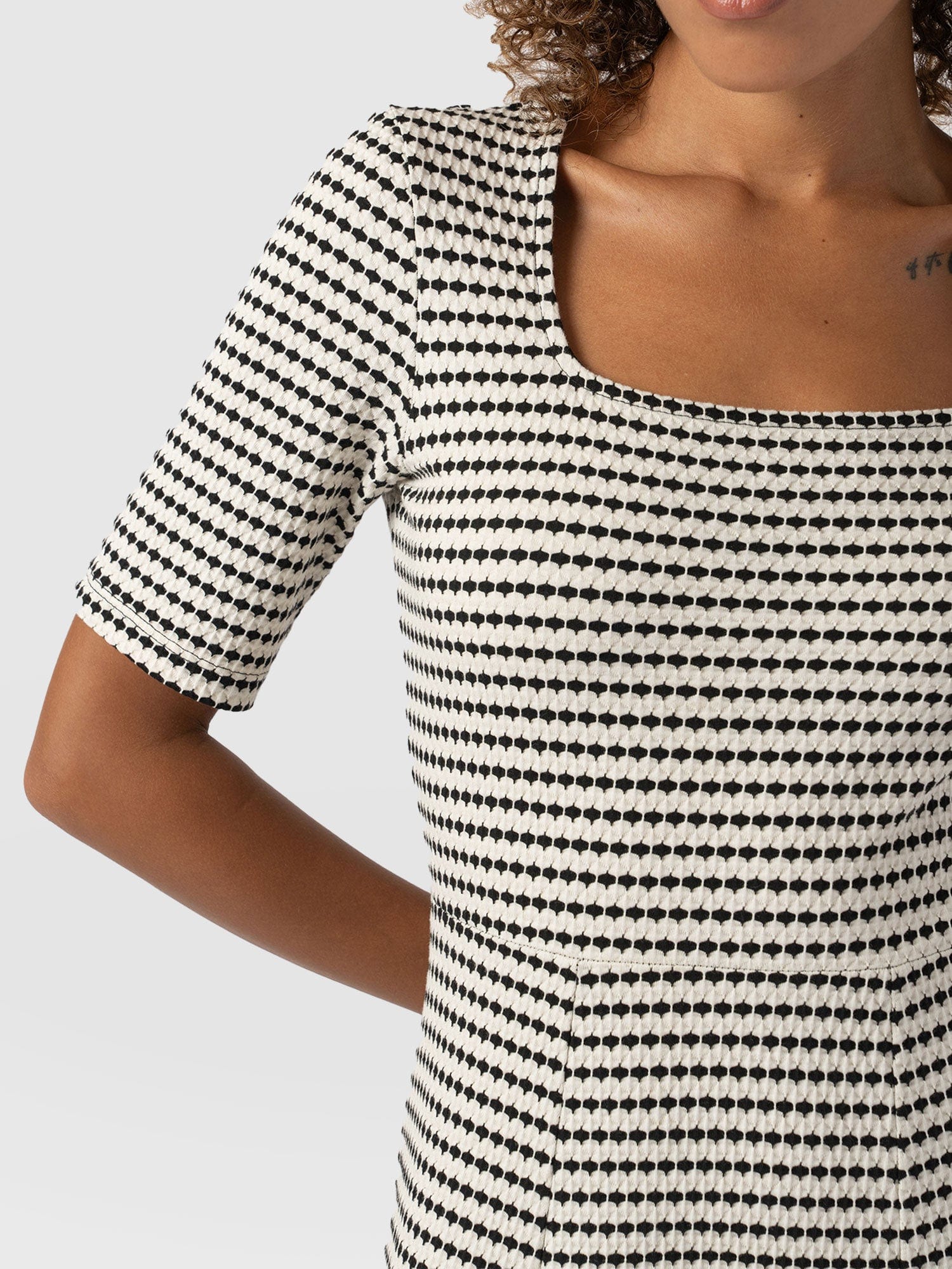 Darcey Short Sleeve Flared Dress Monochrome Jacquard - Women's Dresses | Saint + Sofia® EU