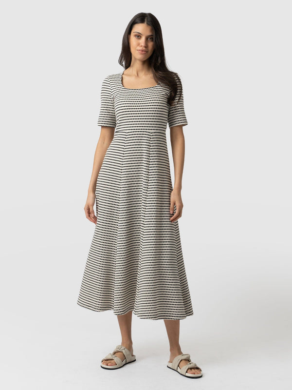 Darcey Short Sleeve Flared Dress Monochrome Jacquard - Women's Dresses | Saint + Sofia® EU