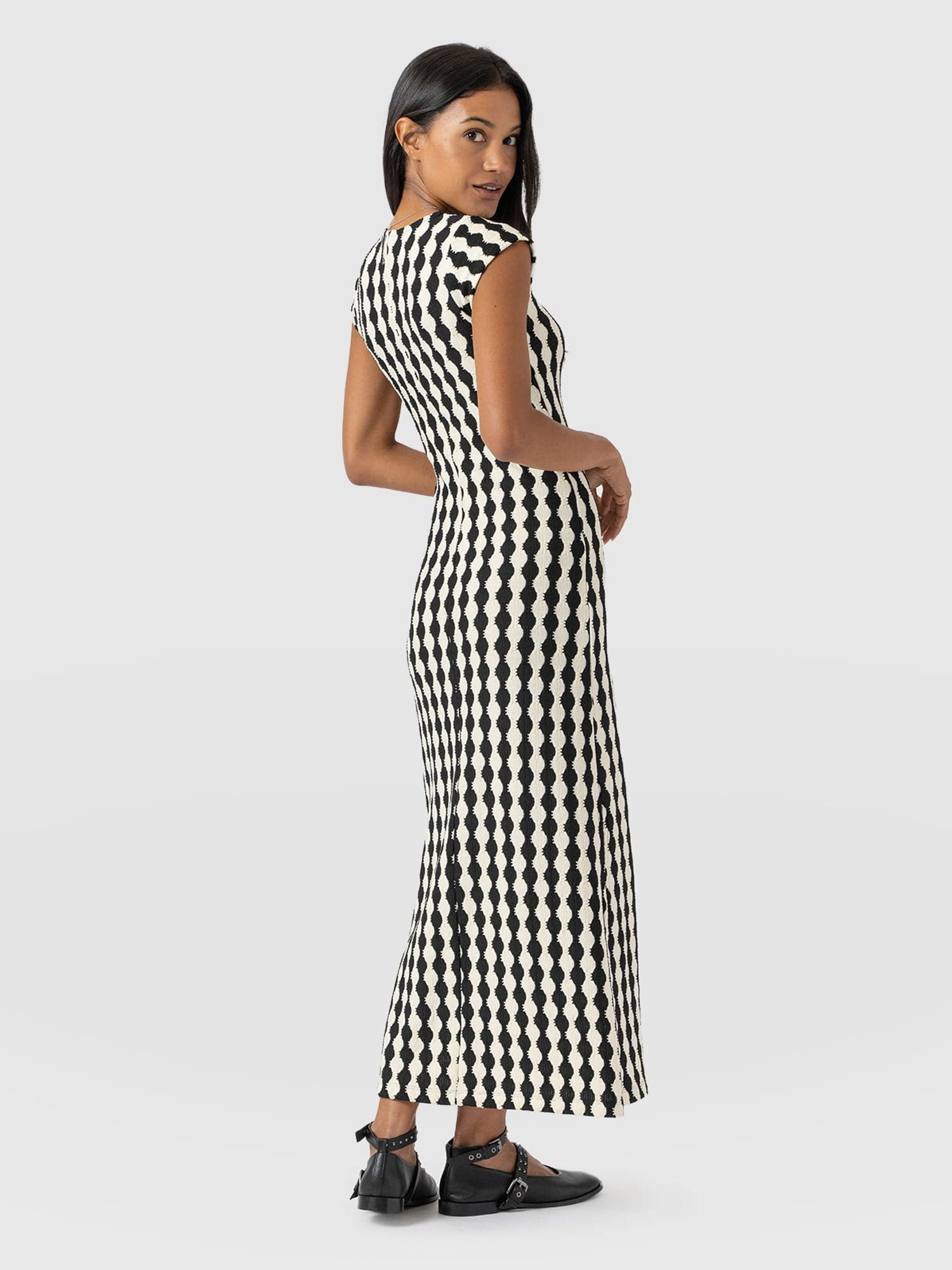 Edna Scoop Neck Midaxi Dress - Black/Cream - Women's Dresss | Saint + Sofia® EU