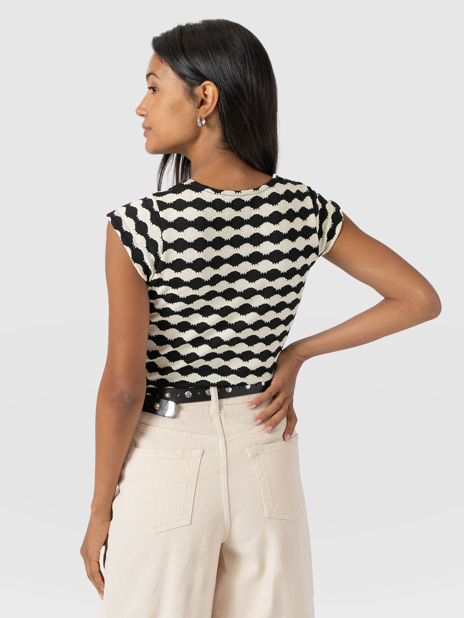 Edna Scoop Neck Tee - Black/Cream - Women's T-Shirts | Saint + Sofia® EU