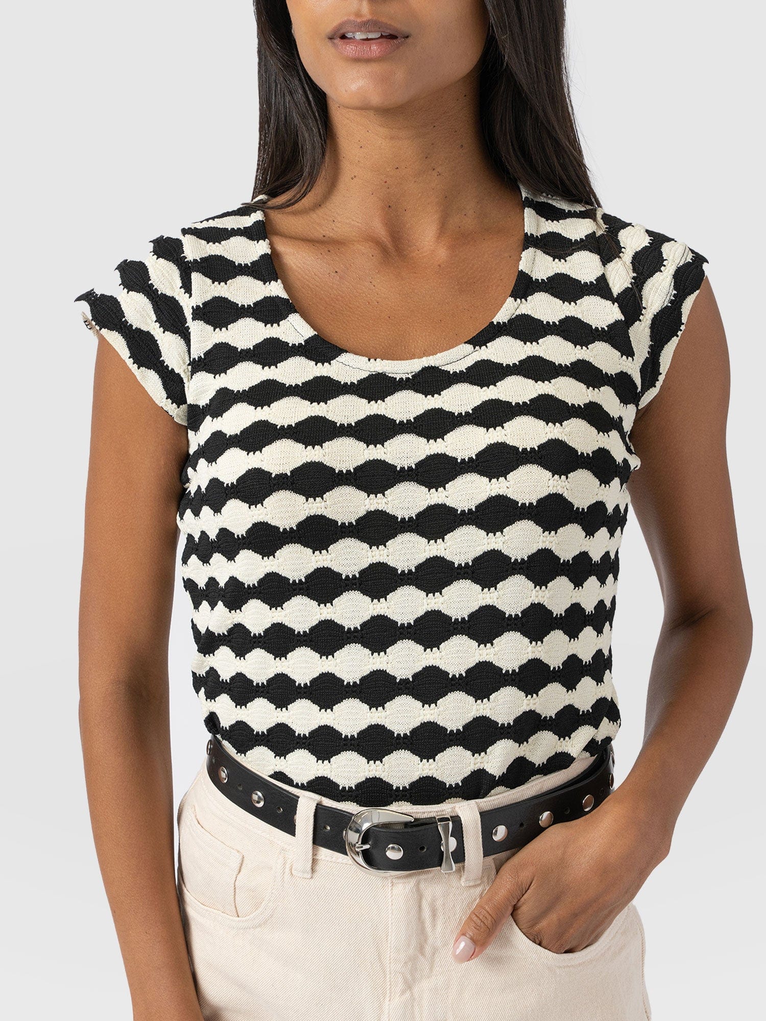 Edna Scoop Neck Tee - Black/Cream - Women's T-Shirts | Saint + Sofia® EU