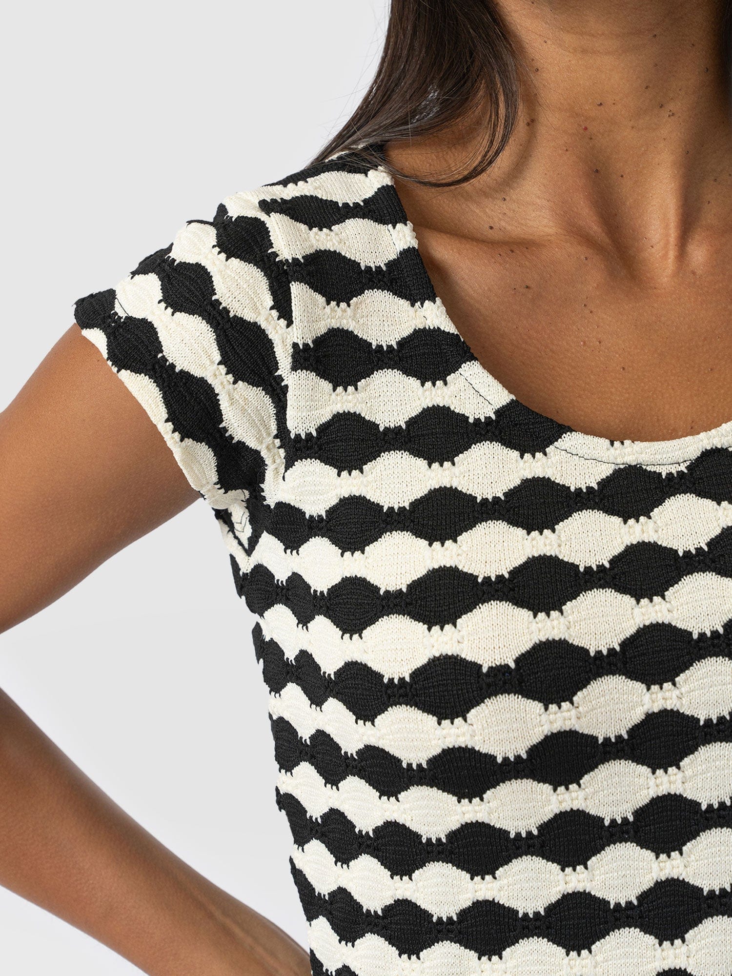 Edna Scoop Neck Tee - Black/Cream - Women's T-Shirts | Saint + Sofia® EU