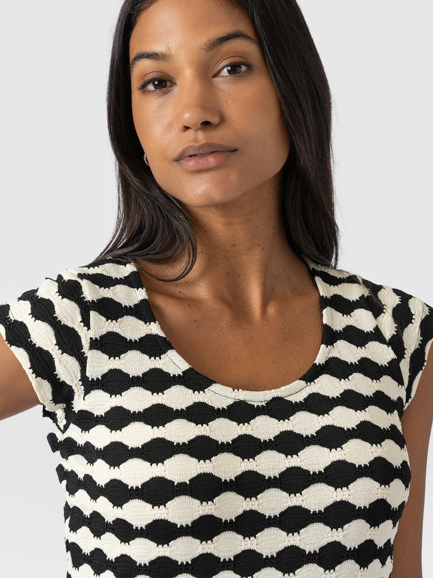 Edna Scoop Neck Tee - Black/Cream - Women's T-Shirts | Saint + Sofia® EU